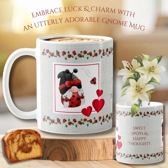 Lycklig Nyckelpiga Tomte Stugträdgård Mugg (This cheerful mug is designed to bring a smile to your face and a spot of good luck to your day)