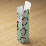 Lycklig Penguins Wearing Santa Hats w/Ear Muffs Presentask För Vinflaska<br><div class="desc">Skapa en vacker vintergåva till alla du kärlek. Denna konstnär-designade vinter mönster är perfekt till använda för en jul party, men kan också användas för ett barns vinterfödelsedagsfest eller en julfest i skolan. Den här söta lycklig-leende pingvindesignen visar pingviner som är klädda för vintern i örat- och gethattar och som...</div>