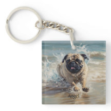 Lycklig Pug vid Beach-anpassadet