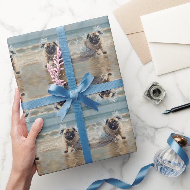 Lycklig Pug vid Beach-anpassadet Presentpapper (Gifting)