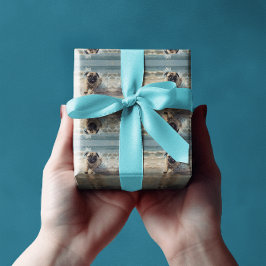 Lycklig Pug vid Beach-anpassadet Presentpapper