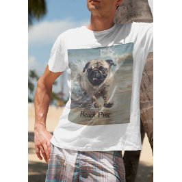 Lycklig Pug vid Beach-anpassadet T Shirt