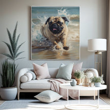 Lycklig Pug vid stranden