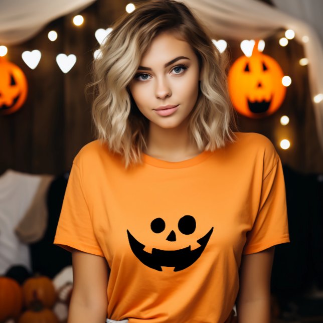 Lycklig Pumpkin Ansikte Costume T-shirt (This AI generative content style tee features a holiday effect.)