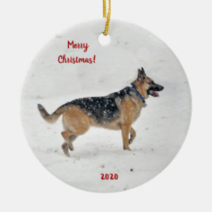 Lycklig Rädding German Shepherd Hund in Winter Snö Julgransprydnad Keramik