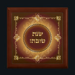 Lycklig Rosh HaShanah Shana Tova Guld Vintage Deco Minnesask<br><div class="desc">Gift Box för Lycklig Rosh HaShanah, judisk nyårshund Helgdag. "Shana Tova!" - Gott nytt år! - Hebreiska bokstäver med Guld Vintage Ornamental ram dekorativ Vintage ornament. Vacker gåva för judisk Helgdag, Rosh Hashanah, Bröllopsdag, födelsedag, årsdag, Pub Mitzvah, Sukkot, Yom Kippur, Hanukkah, Chanukah, Purim, Passover, Shavuot, Teckning, Art, Vintage Judaica -...</div>