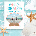Lycklig Seashore | Beach Seashell-julfoto Julkort<br><div class="desc">Ett platta jokertecken med platta julfotkort har en tropisk "Glad helg"-säsongsskal,  svan och havets vinkara typografi med en scallop-säsongsskal som ramar din bild. Omvänd sida är en nautisk snäcka och snurrar mönster mot turkobakgrunden. Originalteckningen KL Lagrar.</div>