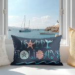 Lycklig Seashore | Beach Seashell Navy Helgdag Prydnadskudde<br><div class="desc">Julkuddens tropiska strandtema har en viskartad "Glad helg"-årskal,  svan och havets vinkara typografi på en marin blå bakgrund med en nautisk mönster på motsatt sida i turkos och korall. Perfekt för kustteman och språkinställningar. Originalteckningen KL Lagrar.</div>