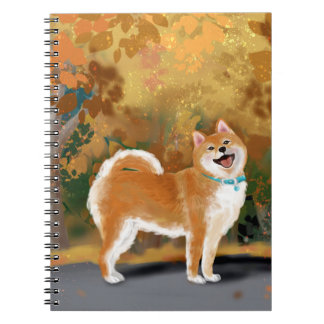 Lycklig Shiba Inu Smiling in På den vackra hösten Anteckningsbok