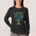 Lycklig skjorta för långärmad T för Hanukkah T Shirt<br><div class="desc">Fira Hanukkah med denna långa muff skjorta för den färgrika helgdag för damer,  som läser,  "lyckliga Hanukkah" över en menora.</div>