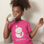 Lycklig Snögubbe Rosa Personlig Girls Namn Helgdag T-shirt<br><div class="desc">Den berömvärda skjortan av julskjortan med rosa har en snögubbe (eller snöbrun) på vintern och halsduk i högsätande helgdag med rosa och rött. Anpassa med anpassningsbar för barnets första namn.</div>