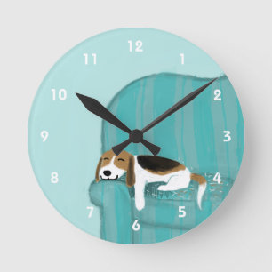 Lycklig soffaBeagle - gullig valphund design Rund Klocka