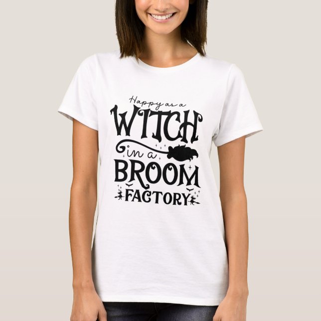 Lycklig som Witch i en Broom Factory Halloween T Shirt (Framsida)