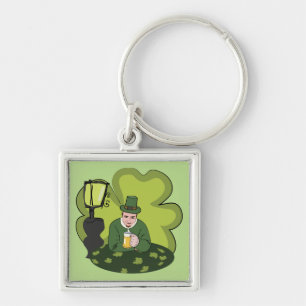 "LYCKLIG ST. PATRICK'S DAY’ LEPRECHAUN FYRKANTIG SILVERFÄRGAD NYCKELRING