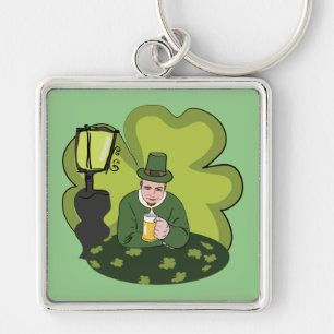 "LYCKLIG ST. PATRICK'S DAY’ LEPRECHAUN FYRKANTIG SILVERFÄRGAD NYCKELRING