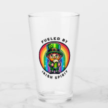 Lycklig St patrick's day Leprechaun med Grönt öl