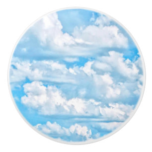 Lycklig Sunny Clouds Blue Background Knopp