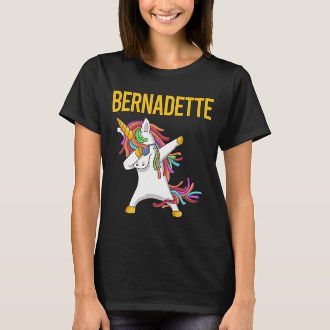 Lycklig Unicorn - Bernadette Namn T Shirt (Framsida)