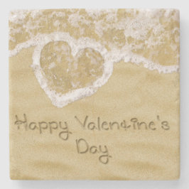 "Lycklig valentin" hjärta som är skriftlig i Sand Underlägg Sten
