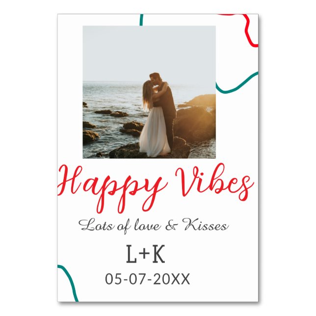 Lycklig Vibes helgdag par namn datum bröllop röd Bordsnummer (Framsidan)