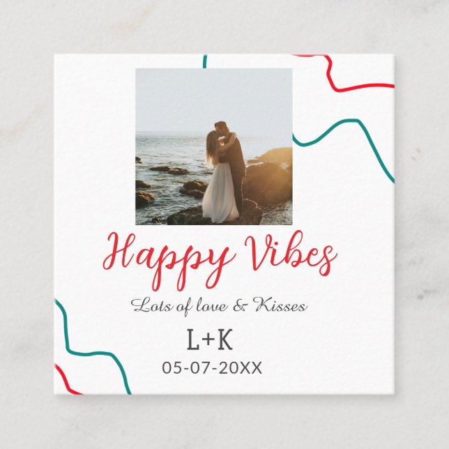 Lycklig Vibes helgdag par namn datum bröllop röd Fyrkantigt Visitkort (Framsida)