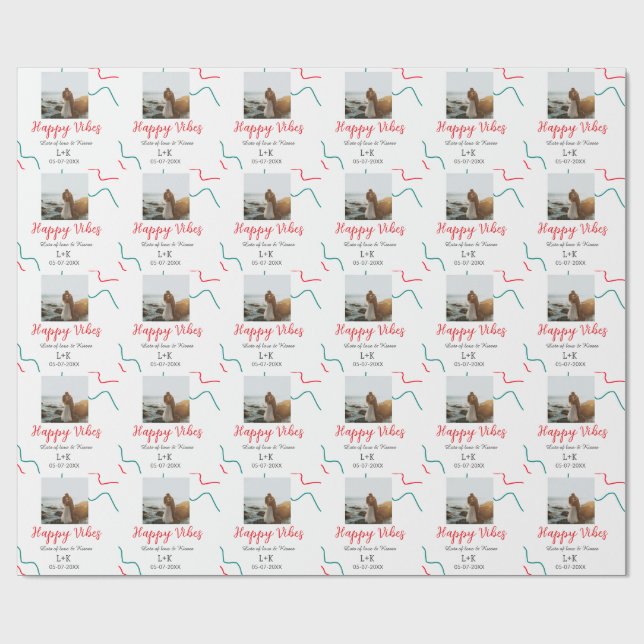 Lycklig Vibes helgdag par namn datum bröllop röd Presentpapper (Platt)