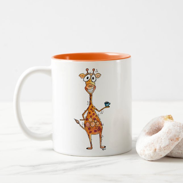 Lycklig Whimsical Giraffe Drinking Coffee Två-Tonad Mugg (Med munk)