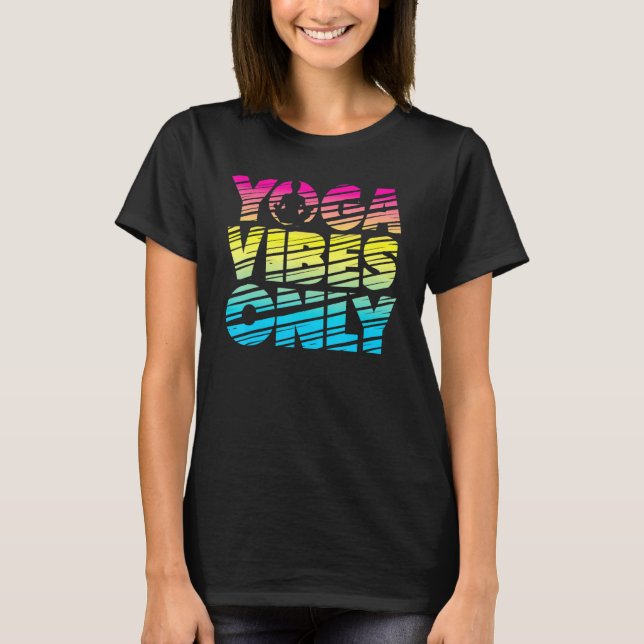 Lycklig Yoga Vibes T Shirt (Framsida)