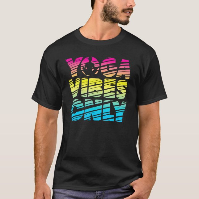 Lycklig Yoga Vibes T Shirt (Framsida)