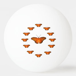 Lyckliga 13 passionfjärilar på vit pingisboll