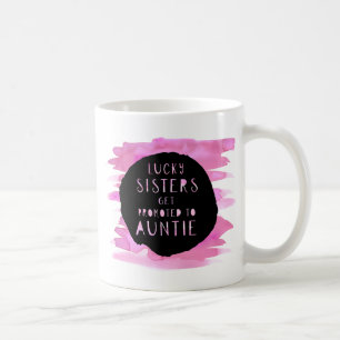 Lyckliga systrar får den främjade auntien kaffemugg