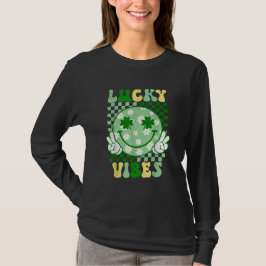 Lyckliga vibrationer Glad St. Patricks dag Shamroc T Shirt