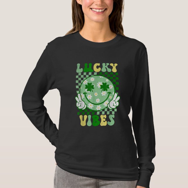 Lyckliga vibrationer Glad St. Patricks dag Shamroc T Shirt (Framsida)