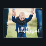 Lyckliga vykort för Hanukkah davidsstjärnafoto<br><div class="desc">Stilfulla och gulliga lyckliga vykort för foto för Hanukkah davidsstjärnahelgdag är perfekta för all din vänner och familj denna julhelg.  Skräddarsy texten med ditt efternamn och året och byt ut bilden för ett foto av dina ungar,  husdjuret eller den hela familjen.</div>