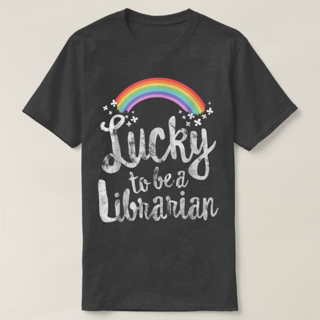 Lyckligt att vara en bibliotekarie St patricks day T Shirt (Design framsida)
