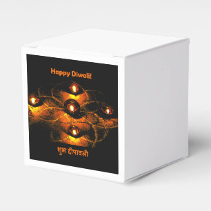 Lyckligt Diwali Diya ljus och Hindihälsning Presentaskar