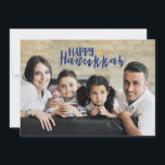 Lyckligt kort för foto för Hanukkah<br><div class="desc">Det stilfulla och gulliga lyckliga kortet för fotoet för den Hanukkah davidsstjärnahelgdag är perfekt för all din vänner och familj denna julhelg.  Skräddarsy texten med ditt efternamn och året och byt ut bilden för ett foto av dina ungar,  husdjuret eller den hela familjen.</div>