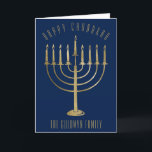 Lyckligt kort för helgdag för Chanukah guld-<br><div class="desc">Överför dina älskade ett personligkort denna Chanukah säsong. Denna design presenterar en guld- kulör menora på en marinblå bakgrund. Ovanför den läser meddelandet "lyckliga Chanukah". Nedanfört är menoran ett ställe för ditt efternamn som du kan personifiera eller ta bort, om du skulle något liknande. Insida av kortet läser "att önska...</div>