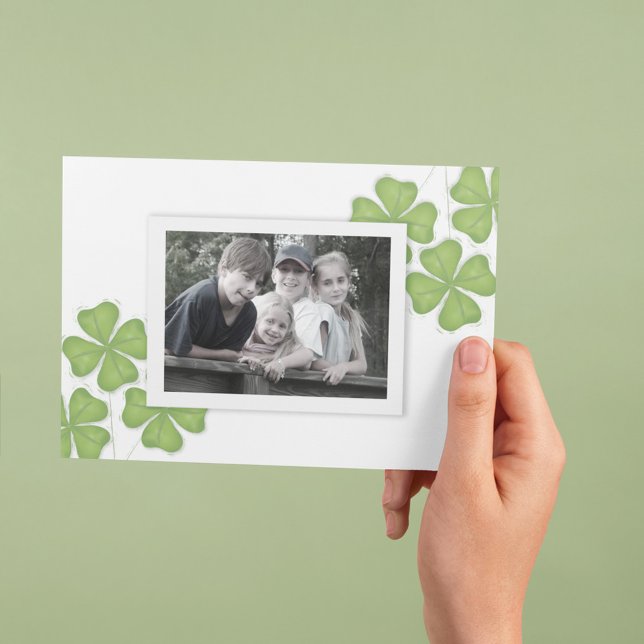 Lyckligt Sts Patrick kort för hälsning för dagfoto (Four leaf clover folding photo card. )