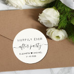 Lyckligtvis allt efter Party Cream-bröllopet Runt Klistermärke<br><div class="desc">Ett klistermärke i chic för din mottagning efter bröllopet eller inbjudningar till fester,  favoriter och korrespondens med "Lyckligtvis allt efter Party" i en blandning av enkel modern typografi och ett trendig med byten,  ditt första namn gått med av ett hjärta och ditt mottagningsdatum.</div>