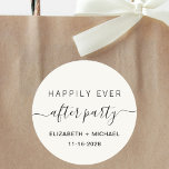 Lyckligtvis allt efter Party Cream-bröllopet Runt Klistermärke<br><div class="desc">Ett modernt lätt krämdesmärke för din mottagning efter bröllopet eller inbjudningar till fester,  favoriter och korrespondens med "Lyckligtvis allt efter Party" i en blandning av enkel typografi och trendig med byten,  ditt första namn och datum.</div>