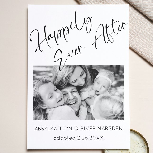 "Lyckligtvis alltid efter" meddelande om fotoadopt Inbjudningar ("happily ever after" black and white script photo adoption announcement card elegant simple modern)