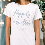 Lyckligtvis efter Bröllop Personlig Dusty Blue T Shirt<br><div class="desc">Gör en påstående med den här personligen bröllop t-shirt! Orden "Lyckligtvis alltid efter" skrivs i ett trendig-skriptteckensnitt och under kan du lägga till ett eget namn,  bröllop-datum,  plats eller annan text. En underbar gåva till vilken brud som helst! Färg: dammblått och vitt.</div>