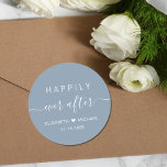 Lyckligtvis efter Dusty Blue Bröllop Runt Klistermärke<br><div class="desc">Chic-dammiga blådekaler för bröllop och mottagningsinbjudningar,  spara datumen,  repetitionsmiddag,  förlovningsfest,  par-duschar och andra bröllop-firanden med texten "Lyckligtvis någonsin efter" i enkel modern vit typografi och ett elegant vitt skript med svascher,  ert första namn gått med av ett hjärta och ert bröllop-datum.</div>