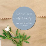 Lyckligtvis efter Party Dusty Blue Bröllop Runt Klistermärke<br><div class="desc">Ett dammigt blått dekal för din bröllopsmottagningsfest,  favoriter och korrespondens med "Lyckligtvis allt efter Party" i en blandning av enkel modern vit typografi och ett vitt skript för elegant med slagord,  ert första namn gått med av ett hjärta och ert mottagningsdatum.</div>