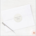 Lyckligtvis efter Pearl White Silver Monogrammed Runt Klistermärke<br><div class="desc">Anpassa den här elegant bröllop-inbjudan,  kuvertförseglingar och klistermärken. En enkel och minimalistisk design med en elegant och nyhet "lyckligtvis alltid efter" silver-manustypografi,  följt av ett enkelt och modernt sans serif-typsnitt för nyfödda monogrammade initialer och bröllop,  på sofistikerad och traditionell pärlvit bakgrund.</div>