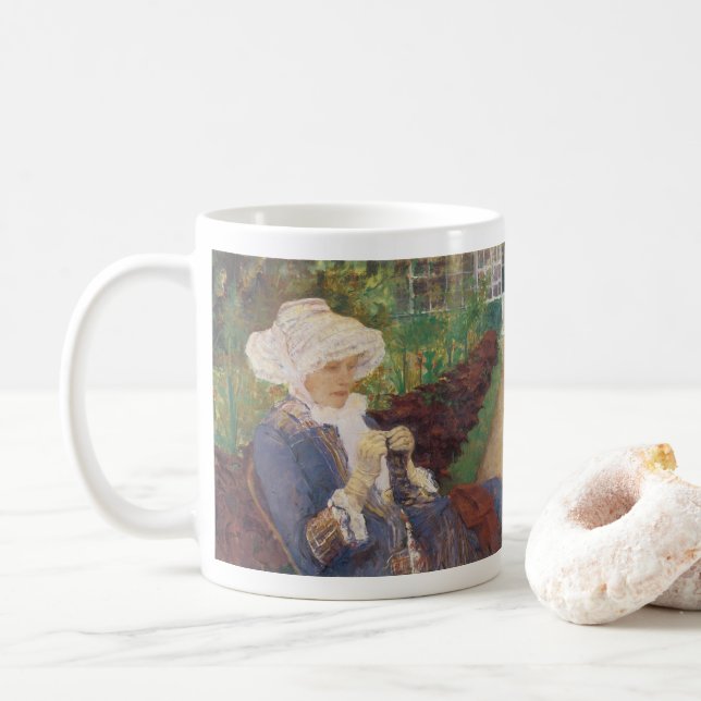 Lydia virkar i trädgården på Marly, Mary Cassatt Kaffemugg (Med munk)