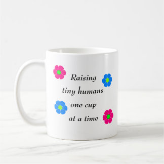 Lyfta mycket lilla människor en kopp i sänder