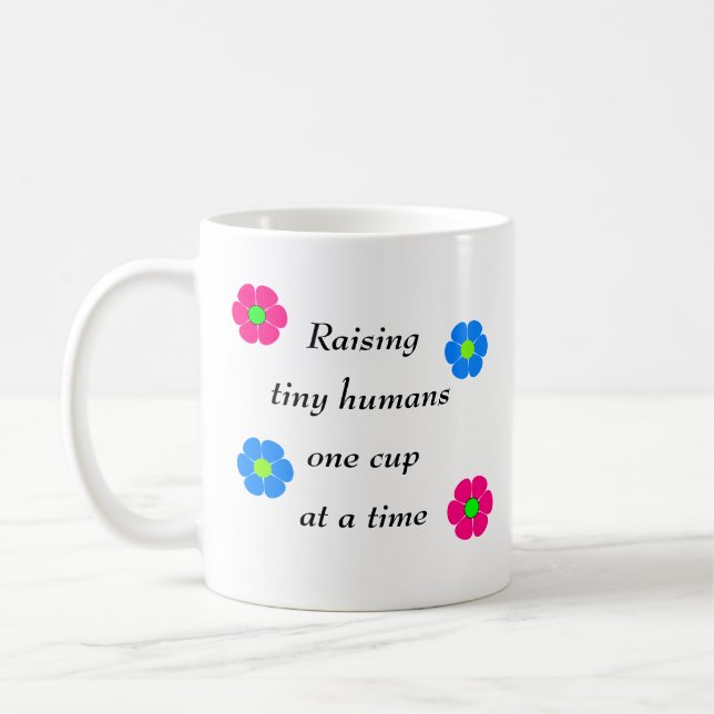 Lyfta mycket lilla människor en kopp i sänder (Vänster)