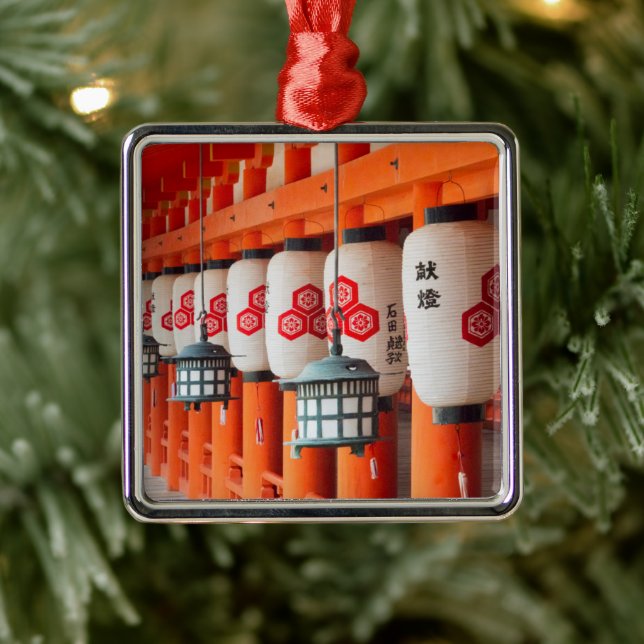 Lyktor inne i Itsukushima Shrine Julgransprydnad Metall (Träd)